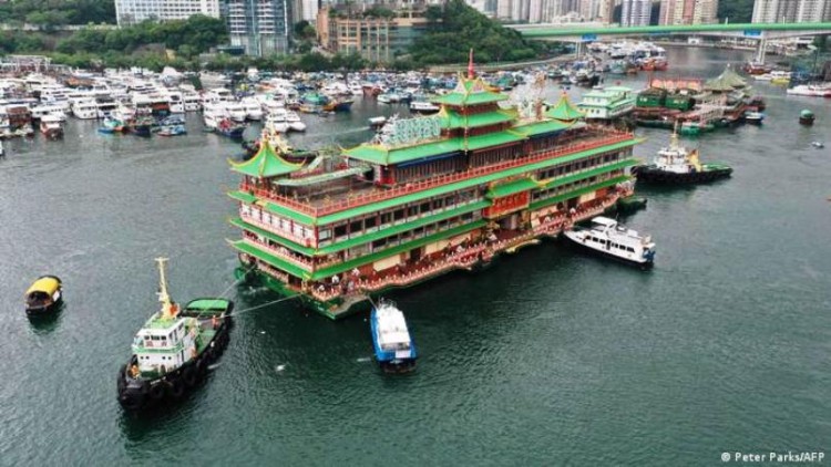 El restaurant flotante Jumbo se hundió a un kilómetro de profundidad