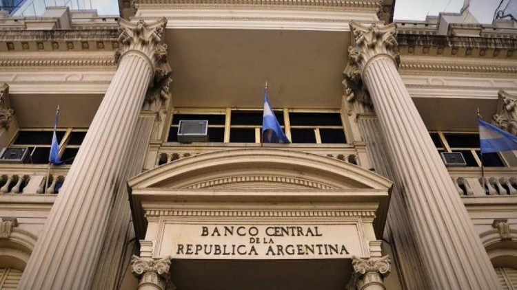 El Banco Central prohibió vender servicios turísticos en cuotas