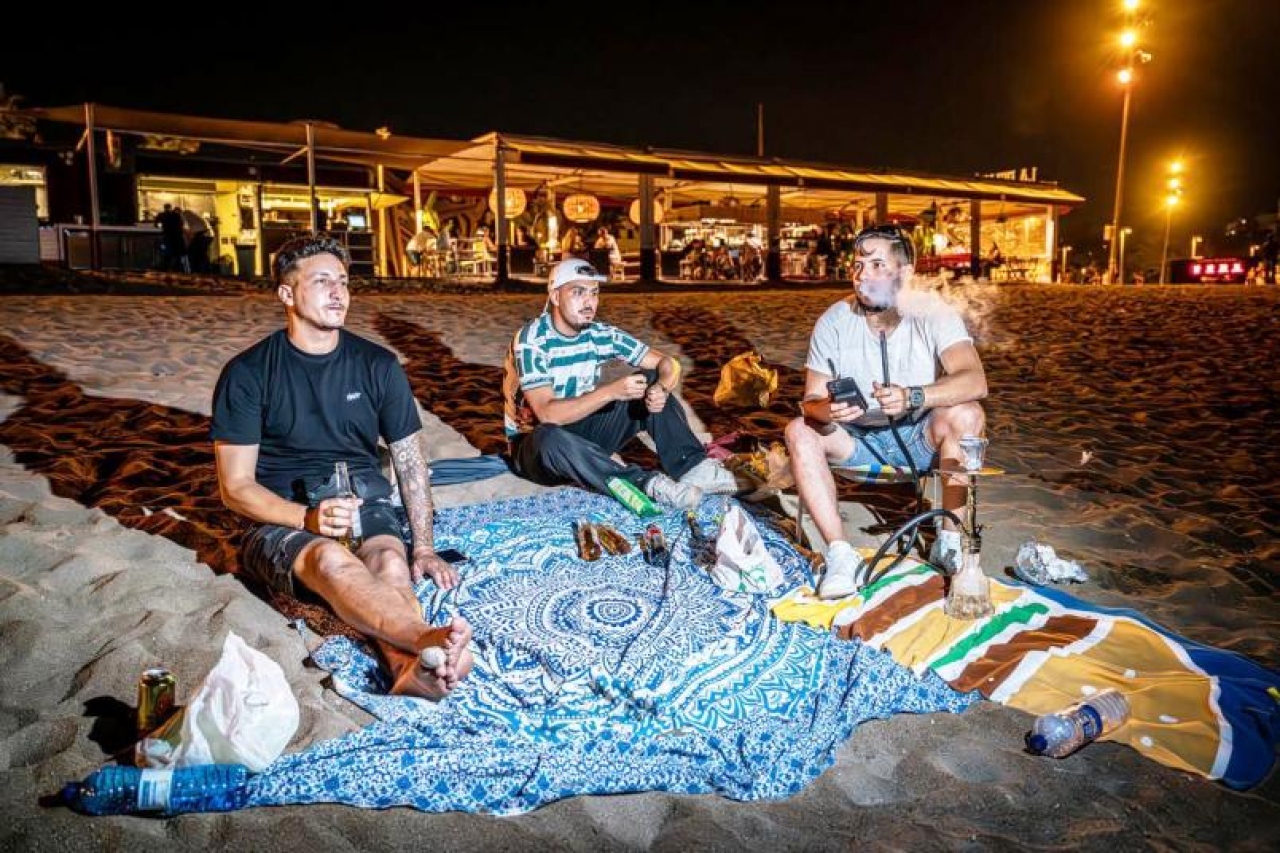 Las playas de Barcelona se transformaron en un hostel a cielo abierto