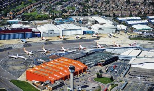 Un aeropuerto ingles cerró su pista porque el calor derritió el asfalto