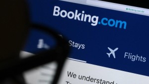 Booking solicitará a los hoteles un depósito como garantía de pagos futuros