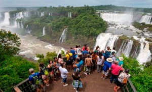 Propusieron reducir los fines de semana largos y fomentar el turismo receptivo